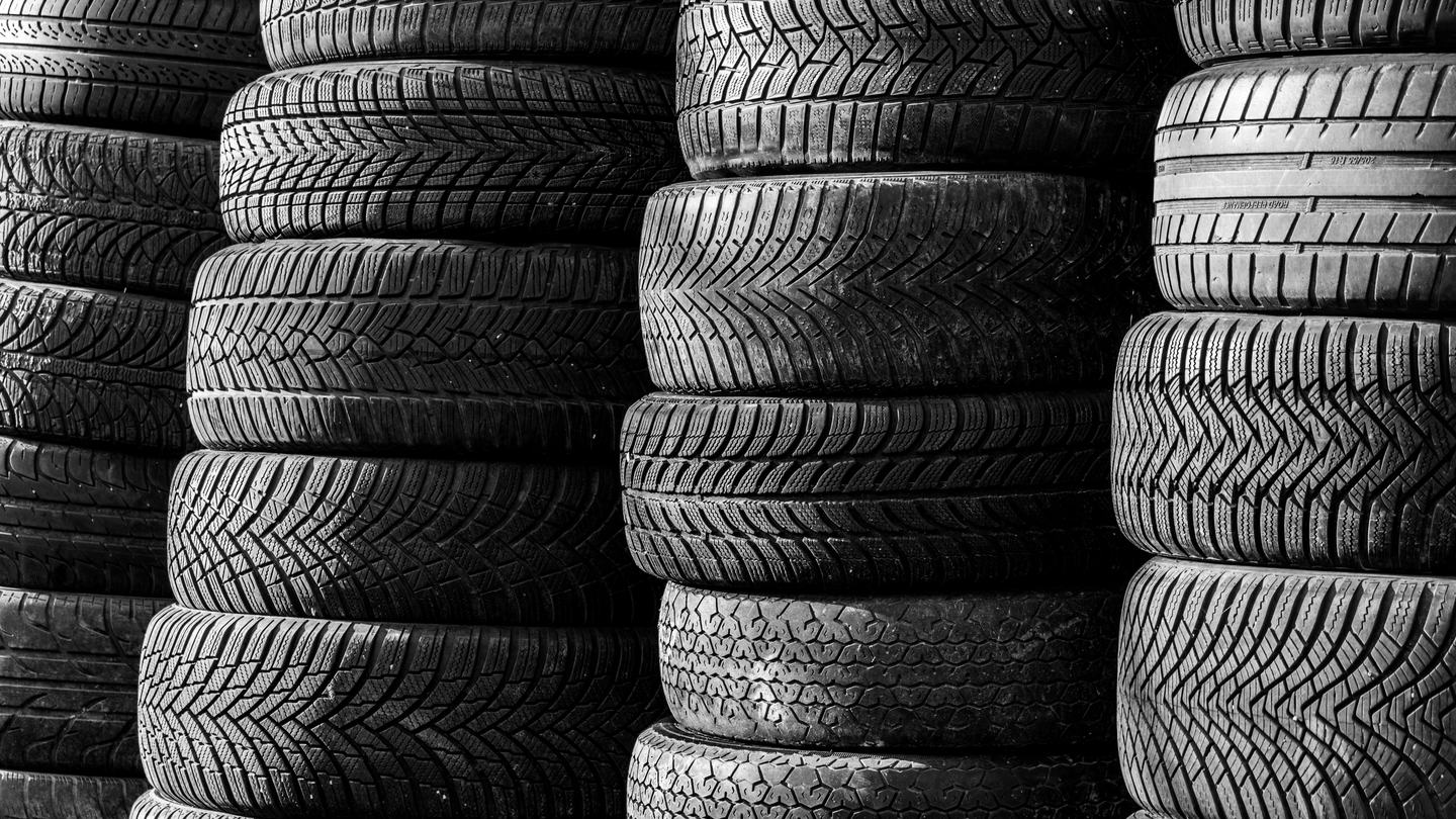 積み上げられた自動車用タイヤ